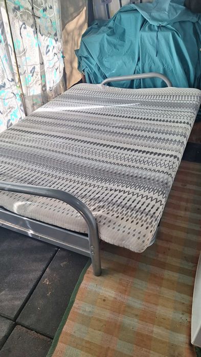 Sofá cama, transforma em cama de casal.