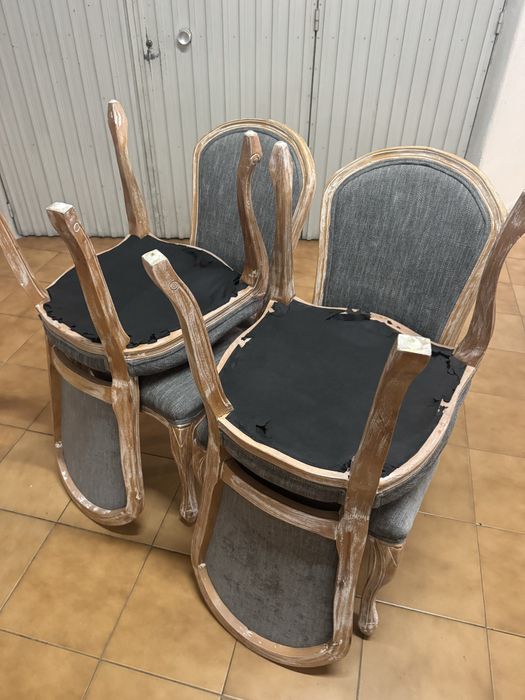Conjunto de quatro cadeiras