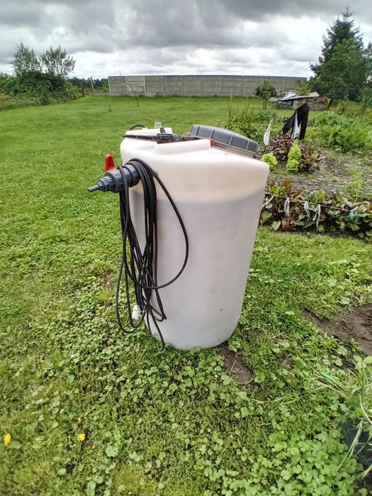 Baniak na wode 200L z budowaną pompą wody