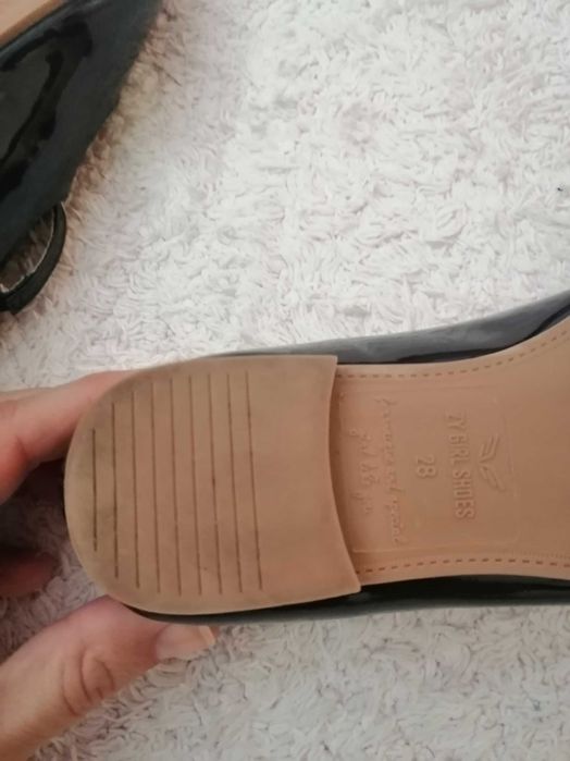 Sapatos de verniz azul marinho de menina