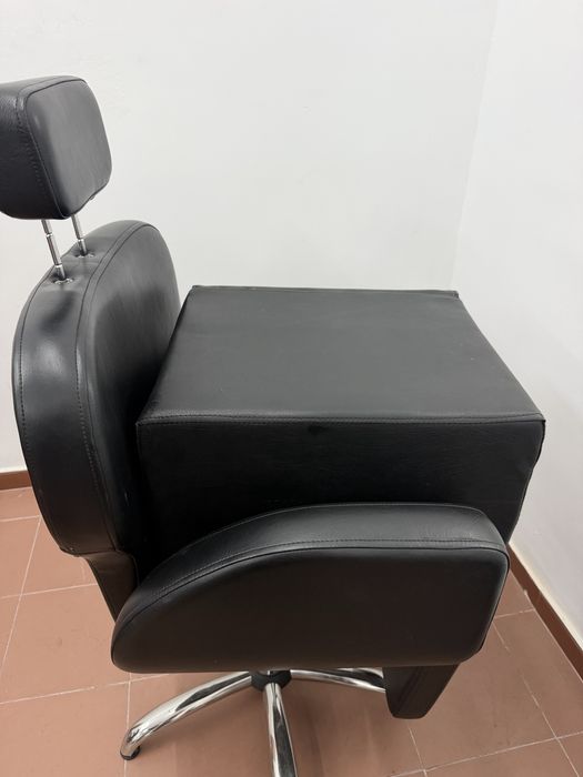 Cadeira Profissional de Barbeiro / Cabeleireiro / Estética – Reclinável e Elevatória