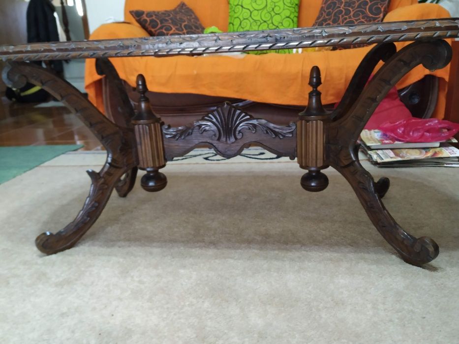 Mesa com tampo de vidro e verga