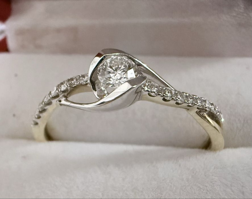 Pierścionek złoty. Brylant 3,3 mm + 16 małych. 0,28 ct. Piękny.