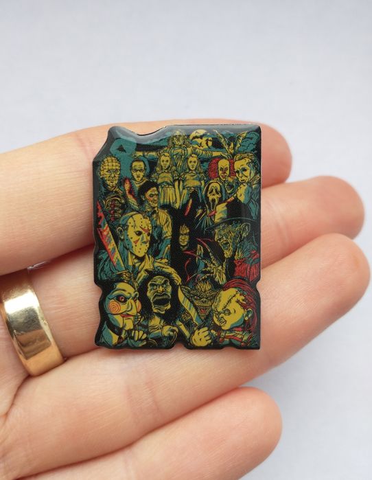 Pin pins przypinka wpinka broszka postacie z horrorów Freddie chucky