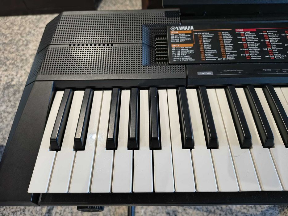 Yamaha PSR‑F51 estado novo + livro instruções + suporte + proteção contra pó