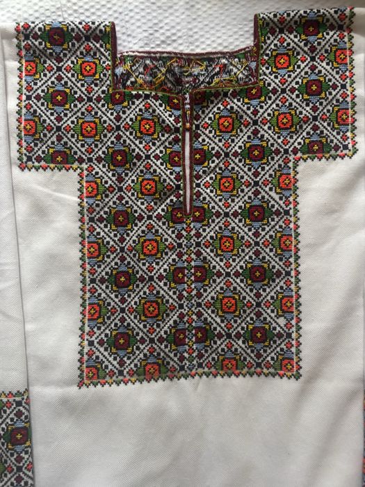 Вишиванка жіноча,1800 грн.