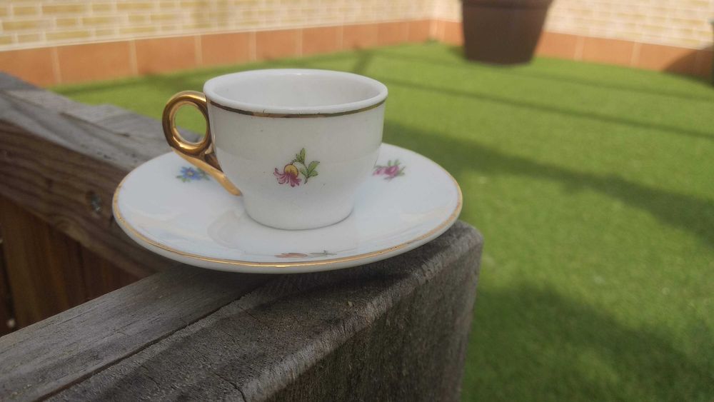 Chávena de café rara em porcelana