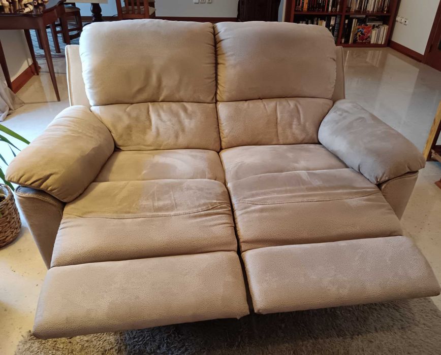 Conjunto sofás com avanço pernas