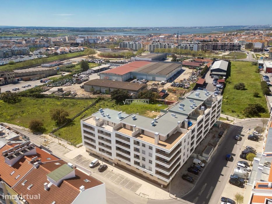 Último Apartamento T3 Novo com 3 frentes e 1 parqueamento inserido no