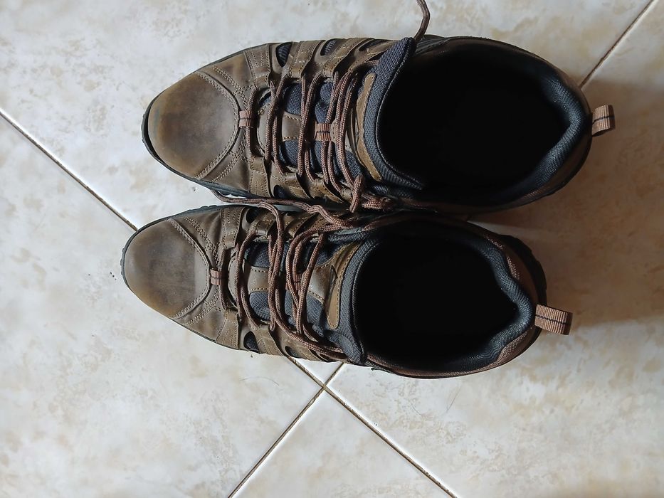 Tenis de caminhada,  em castanho.