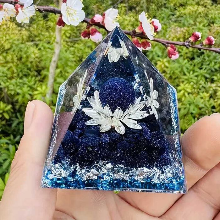 Nowy piramidalny kryształowy ozdobnik