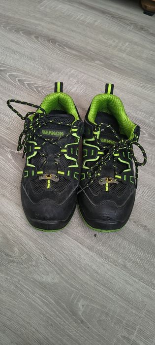 Sprzedam 2 pary butów roboczych r. 38