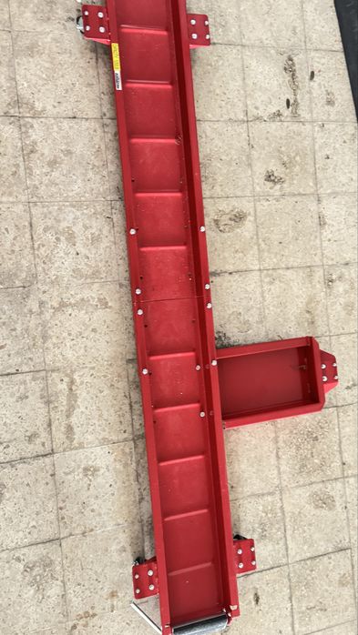 Carreto de deslocação moto na garagem
