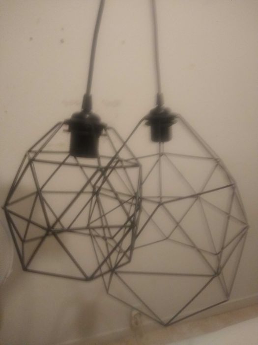 Candeeiros decorativos com lâmpadas.