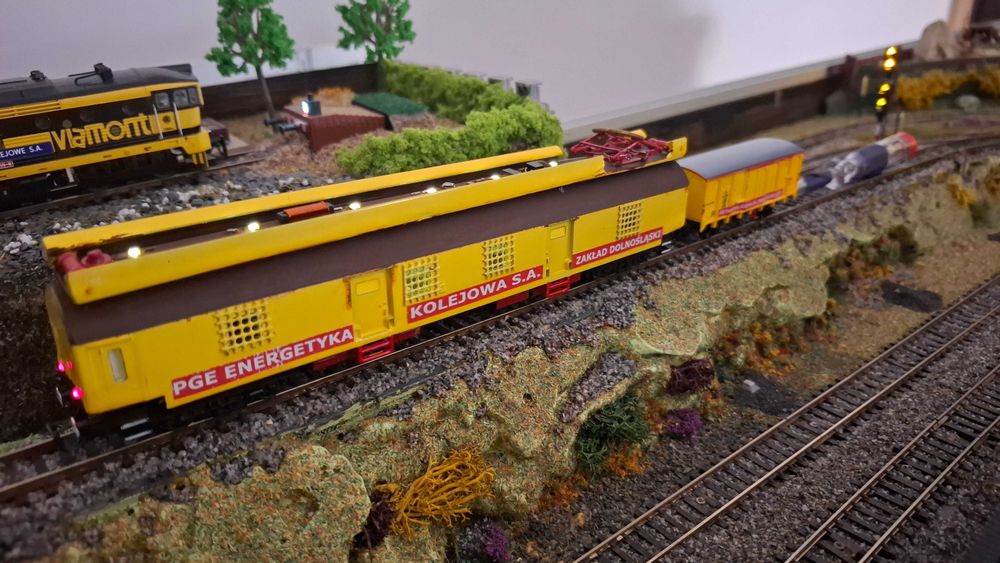 Kolejka TT 1:120 2 wag. poc. sieciowego 3xoświetl. i sygn. końca poc.2