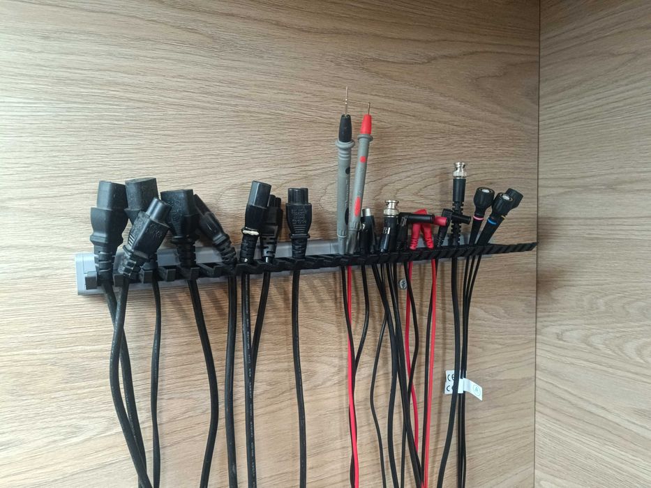 Uchwyt/organizer modułowy na przewody kable–konfigurowalny, solidny