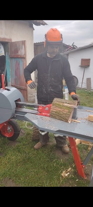 Рубаю дрова дровоколом