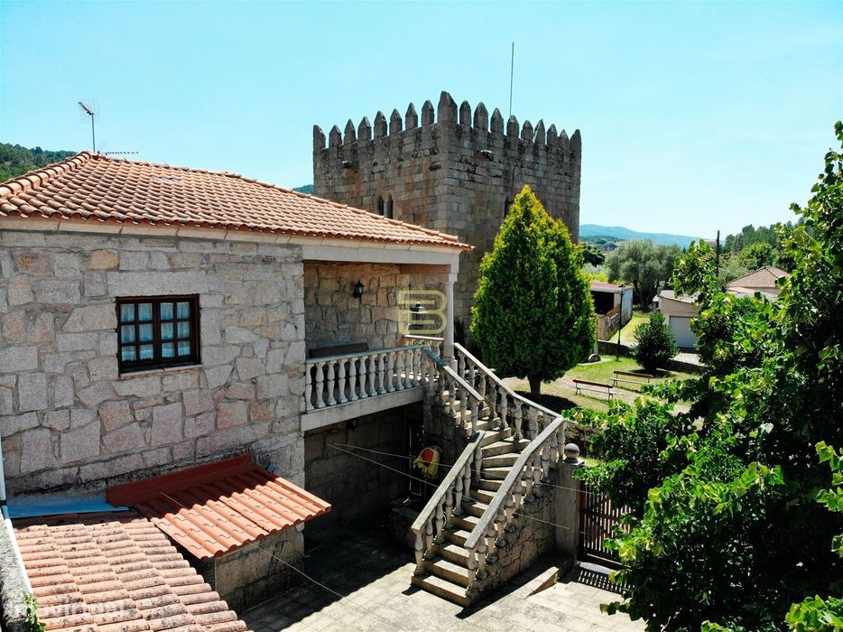 Localizada na aldeia de Santo Estevão, esta encantadora moradia de tip