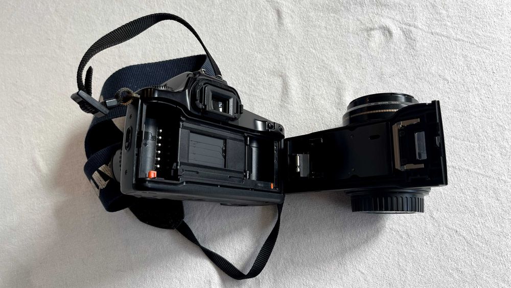 Canon EOS 1000F + 2 objetivas (35-80mm + 80-200mm USM) – analógica