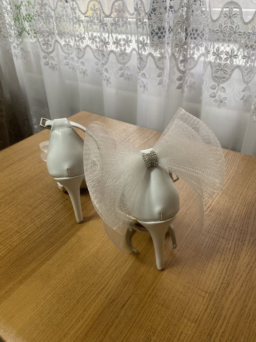 Туфли свадебные белые с бантами 37 размер