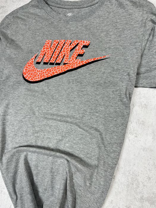 Футболка nike з яскравим графічним логотипом
