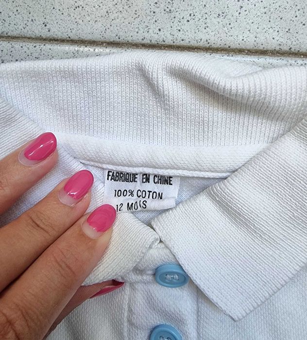 Polo branco com botões azuis 100% algodão, 12 meses