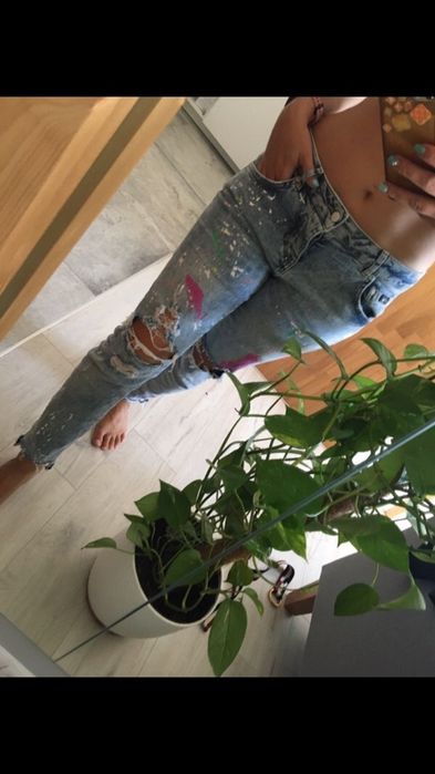 Spodnie z dziurami i farbą superdry S