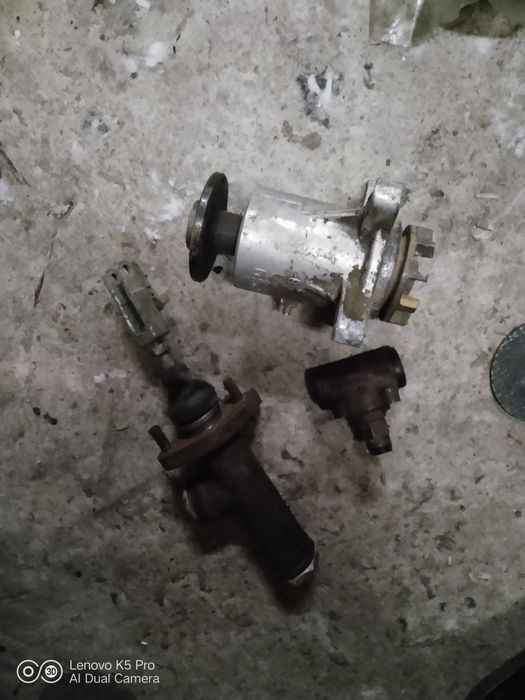 Зачасти Москвич тільки що на фото.