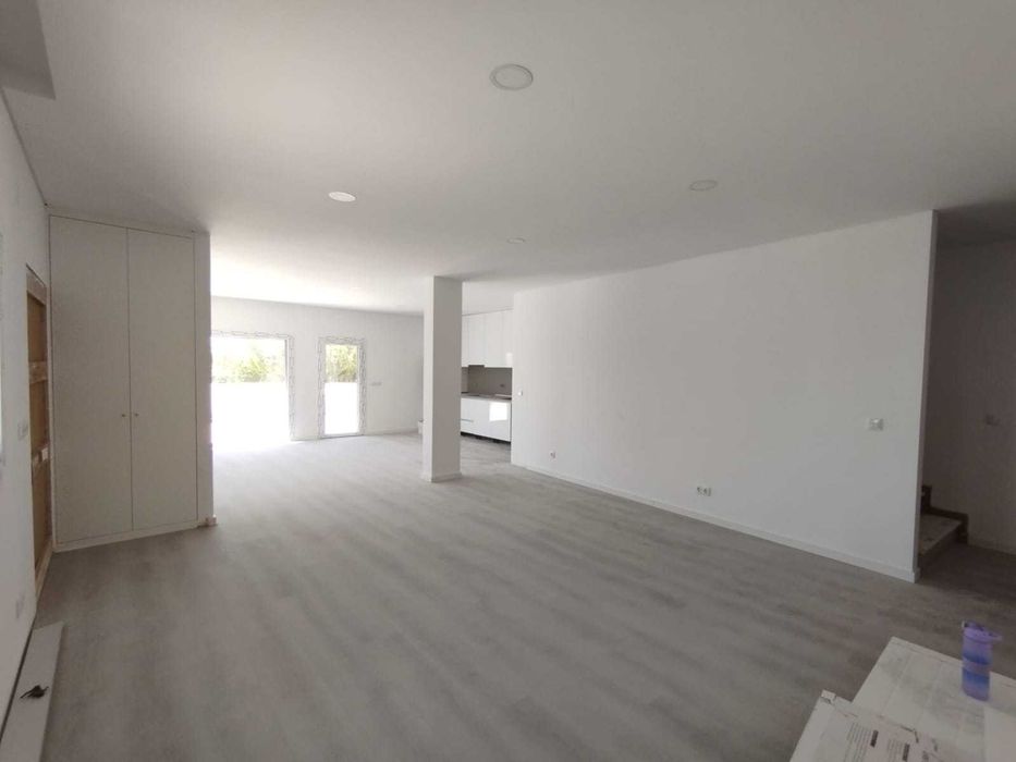 Moradia Nova - T4 em Camarate com Garagem e com lote de 456,62m2