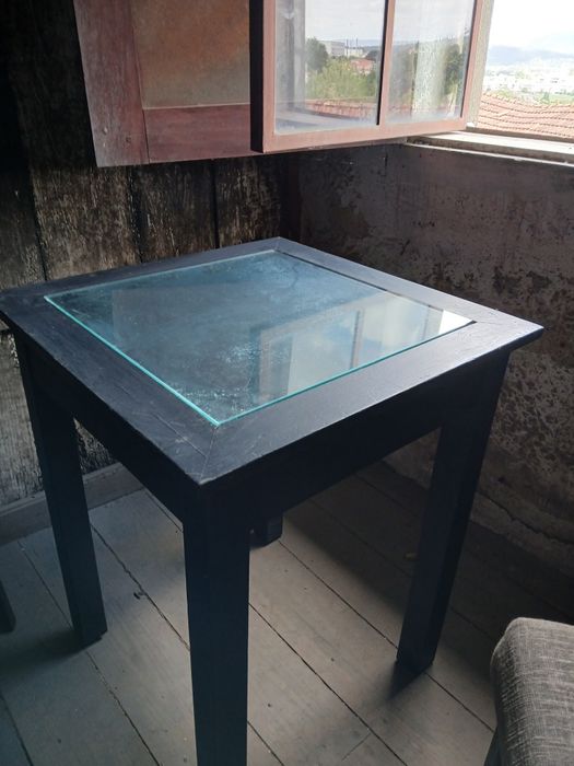 Conjunto de 2 cadeiras e 1 mesa de diferentes modelos.