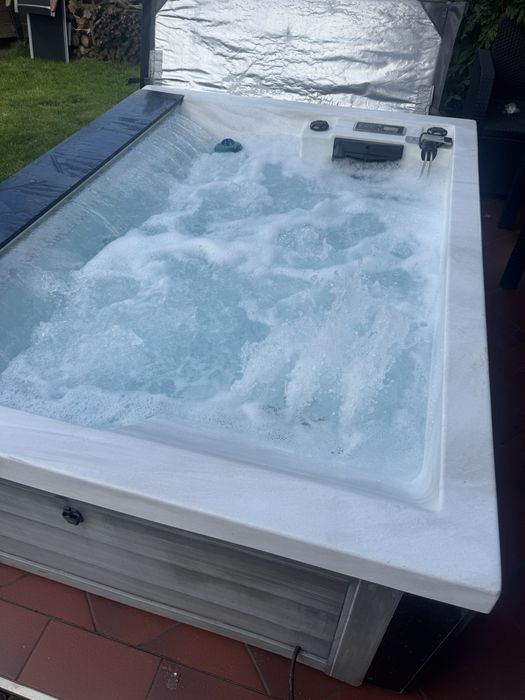 Jacuzzi spa basen z hydromasazem whirpool