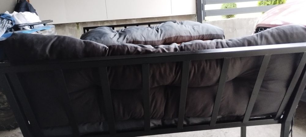 Piękny zestaw mebli ogrodowych dwie ławki i stoliki