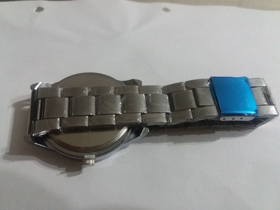 Relógio prateado novo