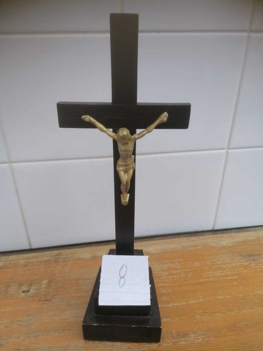 Crucifixo em madeira com Cristo em ouro suíço.