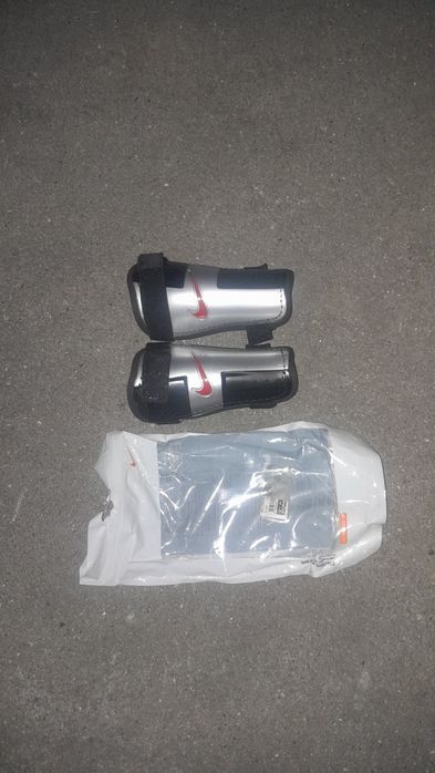 Vendo varios pares de caneleiras para futebol e futsal .