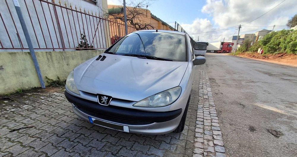 Peugeot 206 com apenas 135 mil quilómetros
