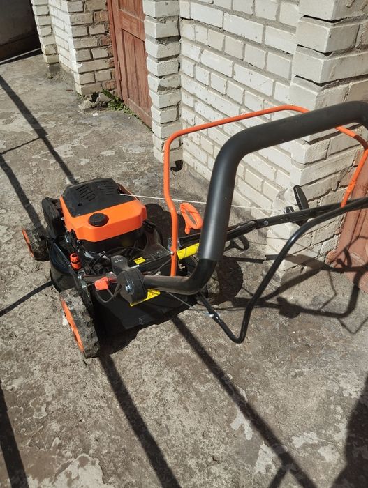 Газонокосарка бензонова