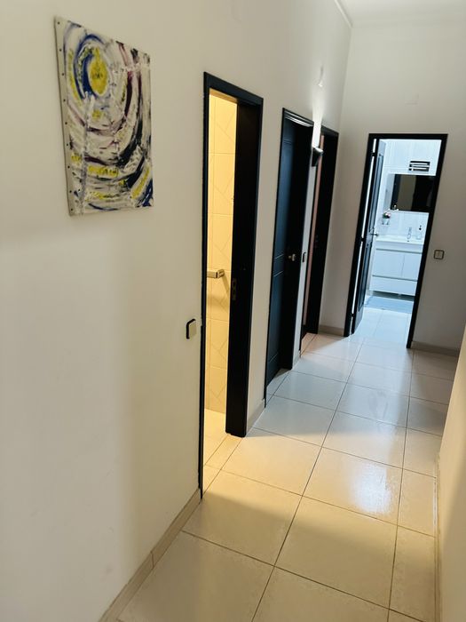 Quarto mobiliado c varanda para arrendar em Entrocamento