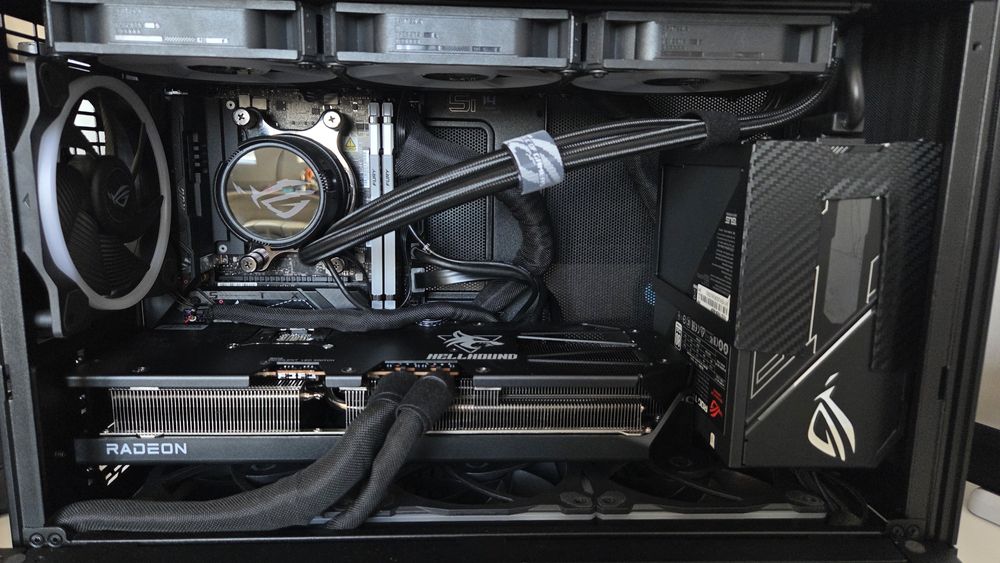 PC Asus ROG monster SFF 9800X3D, 64GB, 6TB SSD, Hellhound RX9070XT FV