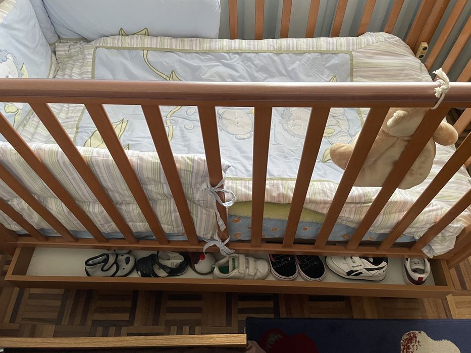 Cama de grades com resguardo e edredão