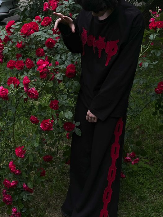 Черные широкие спортивки с глубокими карманами в разных цветах