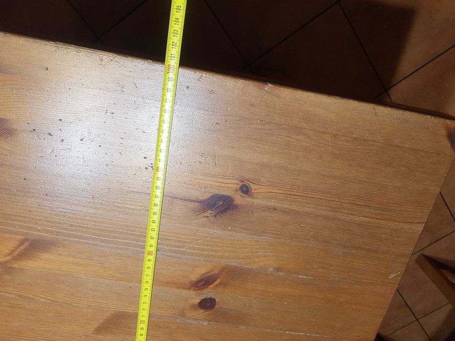Stół IKEA z litego drewna.