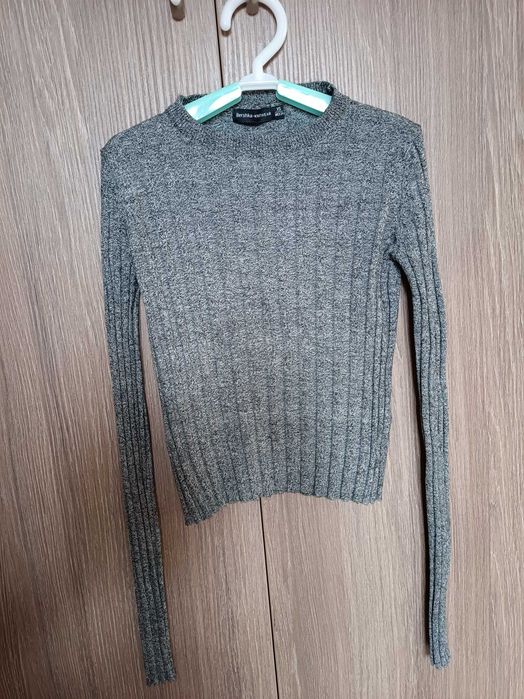 Krótki szary sweter