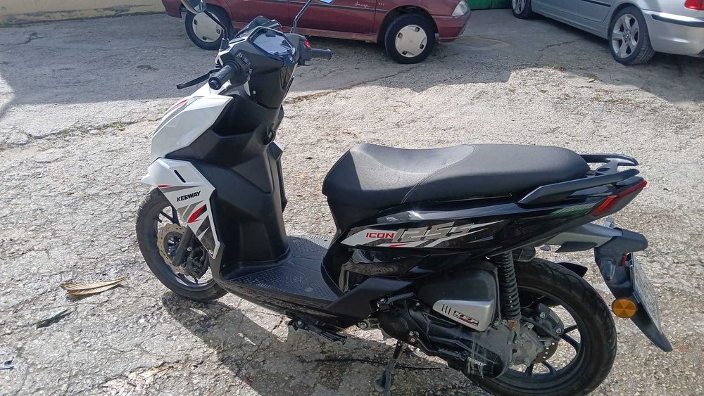 Vendo mota Keeway 125cc, ano 2025, em estado impecável — praticamente nova.  Apenas 1.790 km Ainda com 3 anos de garantia Preço: 1800€