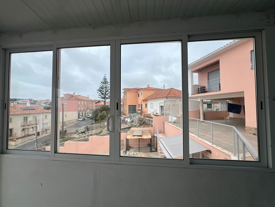 Janela de 4 folhas mais uma janela sacada de 4 folhas