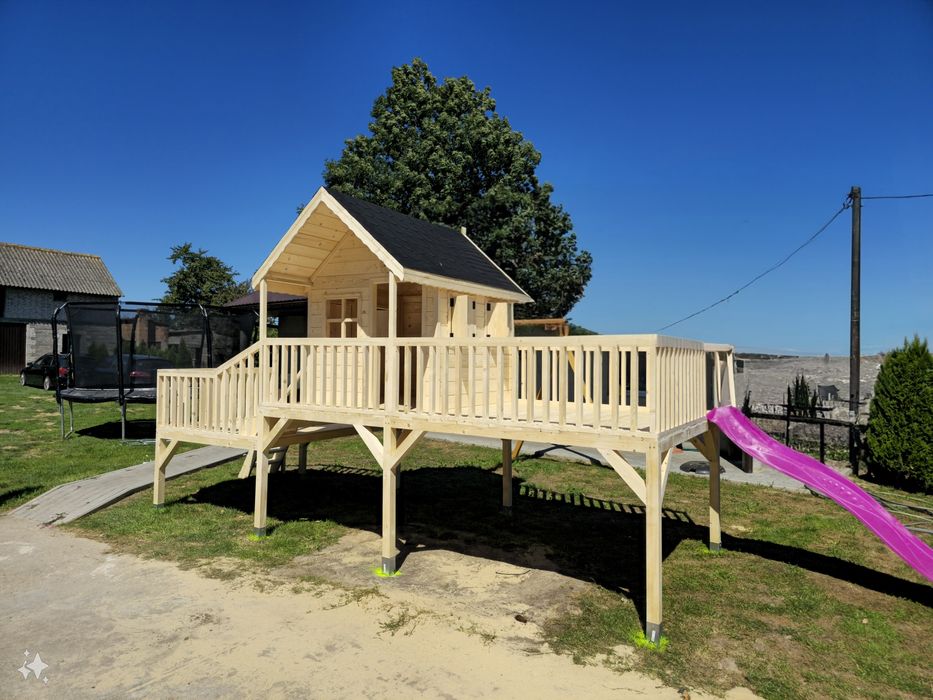 Domek dla dzieci z dużymi tarasami