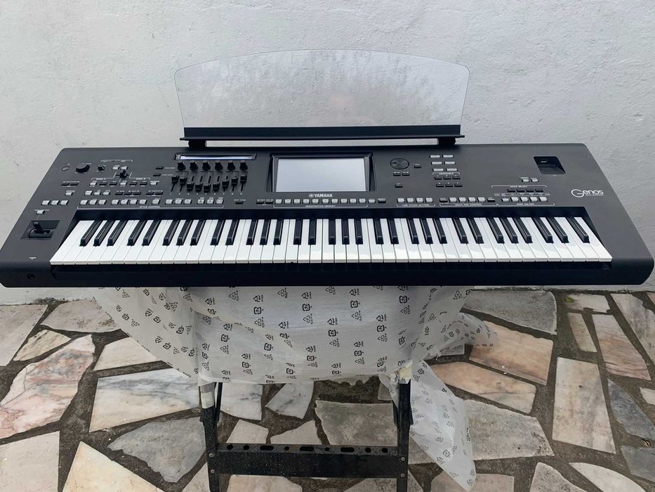Yamaha Genos Digital Workstation + Colunas Yamaha GNS-MS01