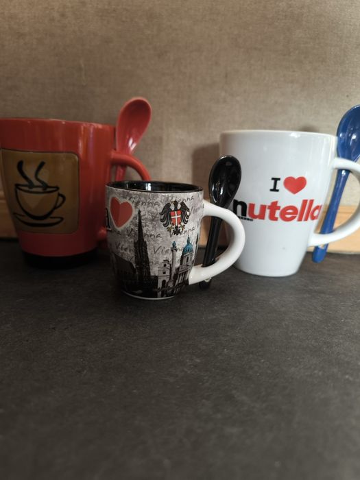 Conjunto de 3 canecas com colheres.
Conjunto de três canecas decoradas