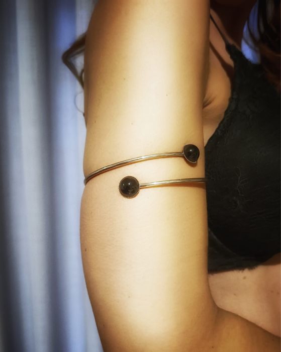 Pulseira de braço prateada como nova