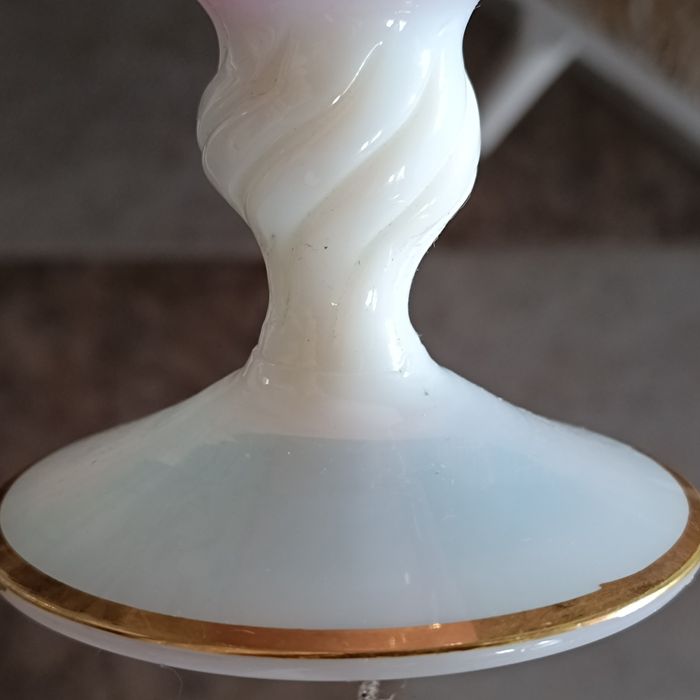 Uma imponente jarra rosa opalescente, com sua abertura rendada